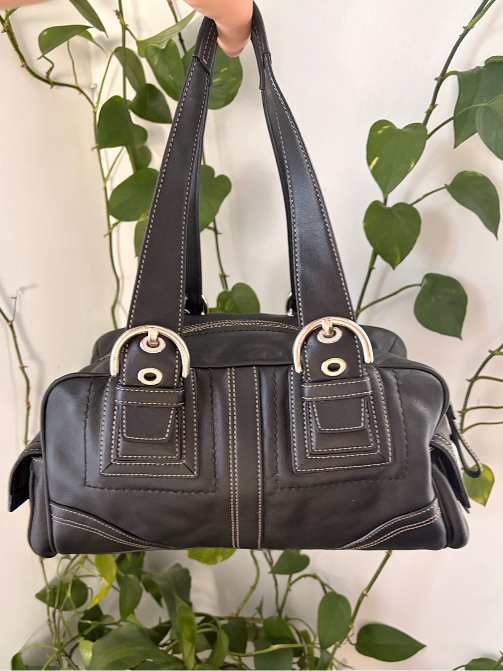 Classic Black Leather Shoulder Bag with Contrast Stitching